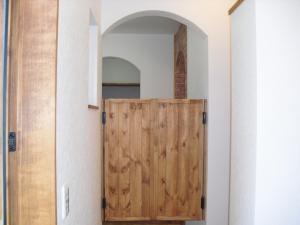 玄関を入るとキッチン、リビング、洗面室の３方向に行ける便利な動線にウエスタンドアが似合います。