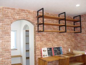 キッチン奥のカップボードは手作りで仕上げ棚はアイアンを使いました。