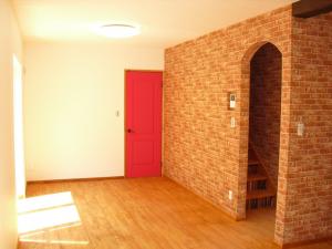 リビング内室内ドアをピンクに仕上げてみました。