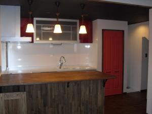 キッチン手前のカウンターバーは手作りで仕上げました。