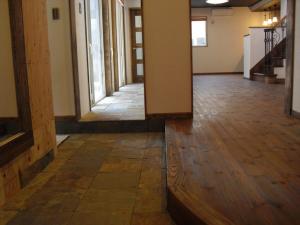 玄関はリビング奥ま続く奥行きのある造りです。