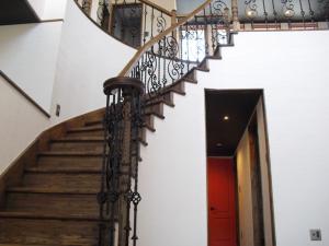 リビングから２階へとオリジナルカーブ階段が演出しています。